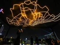 أما عن الفنانين العالميين المشاركين في الاحتفالية فمن بينهم إميليا كاباكوف، وكارستن هولر، وويايوي كوسوما، ودان فلافين، ودانيال بورين.