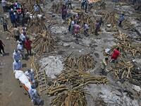 Family members and relatives prepare the funeral pyre 