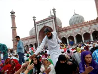 الهند: بعض المساجد في الهند، تواصل ختم القرآن في التراويح كل يومين أو 3 أيام ويسمونها "شَبينهْ" أي "ليليةً"، ومثل هذه التراويح تستمر إلى ما بعد منتصف الليل، بل وإلى الفجر أحيانًا ويُتلَى فيها القرآن بسرعة مذهلة.