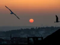 علاماتها (العلامة الأولى): تطلع الشمس صبيحتها لا شعاع لها، فقد قال رسول الله ﷺ (صبيحة ليلة القدر تطلع الشمس لا شعاع لها كأنها طست حتى ترتفع) رواه مسلم.