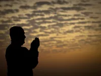 دعاء ليلة القدر: سألت أم المؤمنين عائشة رضي الله عنها فقالت: يا رسول الله "إن وافقت ليلة القدر فما أقول فيها"، قال: قولي “اللهم إنك عفو تحب العفو فاعفُ عني”.