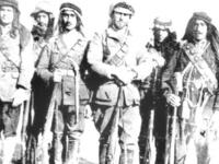 ثم وضعها أبناء المدن وذلك بأمر من قيادات الثورة آنذاك وكان السبب أن الإنجليز بدؤوا باعتقال كل من يضع الكوفية على رأسه ظنًا منهم أنه من الثوار فأصبحت مهمة الإنجليز صعبة باعتقال الثوار بعد أن وضعها كل شباب وشيوخ القرية والمدينة.