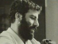 أكمل دراسته الابتدائية في مدرسة جوادية بمشهد، ثم التحق بالحوزة العلمية في مشهد، وبعد أن أتم مرحلة المقدمات توجه إلى مدينة قم، وهو في الخامسة عشرة من عمره.