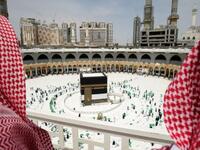 الجماع: يُعد أحد أهم مبطلات الحج، باتفاق جميع الفقهاء، والرفث المنهي عنه هو الجماع، ولكن يحرم على الرجل أن يجامع زوجته، إذا أحرما بالحج ولكن إن جامعها قبل الإهلال بالعمرة، أو بعد الفراغ من تأديتها، فلا شيء عليه ولا عليها، لأن المحذور هو الجماع بعد الإحرام بالنسك.