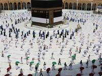 ترك طواف الإفاضة: وذلك لقول الله سبحانه وتعالى: (ثُمَّ لْيَقْضُوا تَفَثَهُمْ وَلْيُوفُوا نُذُورَهُمْ وَلْيَطَّوَّفُوا بِالْبَيْتِ الْعَتِيقِ)، ووقت طواف الإفاضة بعد الوقوف بعرفة ومزدلفة.