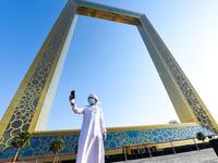التقاط صور السلفي مع أجمل معالم دبي.
