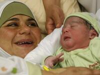 13/8/2012 ولد أول طفل بالنطف المهربة مهند عمار الزبن لوالده المحكوم بأكثر من 27 مؤبدًا ومنذ ذلك الحين حين نهاية 2021 أنجب الأسرى 100 طفل آخرين بوسيلة تحدٍ وبعاء كان الأسير عباس السيد أول من افترحها.