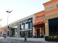 مطاعم جدة: تتمتع جدة بأحد أكثر المطاعم تنوعًا في السعودية بفضل تنوع سكانها، بينما تشكل المأكولات البحرية جزءًا مهمًا من المطبخ المحلي في جدة، ويعد شارع التحلية موطنًا للعديد من خيارات تناول الطعام العالمية المتوسطة إلى الراقية، بما في ذلك المأكولات الإيطالية في Piatto  والحلويات الفرنسية في Paul، والمأكولات الأرمينية في Lusin، والمأكولات الآسيوية في Wagamama.