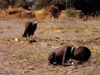 الطفلة الجائعة والنسر: صورة ايقونية التقطها المصور كيفين كارتر عام 1993 خلال المجاعة في السودان في قرية "أيود" حيث سمع صوتًا ضعيفًا لأنين طفلة صغيرة هزيلة حين حط نسر بقربها.