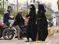 تصرف أي من التصرفات التي تخدش الحياء ذات الطبيعة الجنسية، والعقوبة للطرفين – 3000 ريال سعودي.