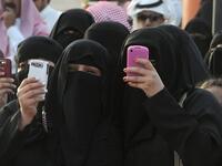 تصوير الأشخاص دون استئذانهم مباشرة أو تصوير الحوادث سواء أكانت جنائية أو عرضية أو مرورية دون أخذ إذن من أي الأطراف، ويلزم صاحب المخالفة بإلغاء وحذف الصور بعد دفعها -  1000 ريال سعودي.