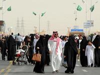 ارتداء أي من الملابس غير اللائقة في الأماكن العامة وذلك على حسب طبيعة المكان، وأما قواعد اللباس في الأماكن العامة للزوار من خارج البلاد فتحدد وفق قواعد ونماذج معينة ومحددة لذلك الغرض أو الهدف – 100 ريال سعودي.