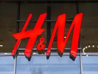 H&M: أغلقت متاجرها في أوكرانيا وأوقفت المبيعات مؤقتًا في روسيا.