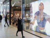 أغلقت كبرى العلامات التجارية العالمية متاجرها في روسيا أو إيقاف الشحنات مؤقتًا ومنها H&M وأيكيا ونايك وبيربري