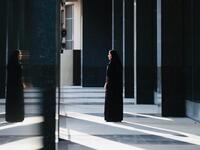 رابعة عبدالعزيز العثيم: مهندسة معمارية/مهندسة لـ “شركة 4 للهندسة المعمارية”، حصلت على درجة البكالوريوس من جامعة عفت في السعودية. اكتسبت خبرة في العديد من شركات الهندسة المعمارية المحلية تليها شنغهاي ولندن.