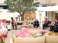 يعود أصل عائلة آل سيف إلى قبيلة سبيع، وهم شيوخ بلدة العطار في سدير، نجد، منذ بداية عهد الملك عبدالعزيز آل سعود.
