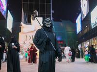 أحال الزوار البوليفارد إلى مشهد من أفلام هوليوود المرعبة، ليضفوا على ليلتهم في موسم الرياض شيئاً من الرعب والإثارة