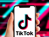 تيك توك – TikTok: هو أحد أكثر التطبيقات شعبية حتى الآن، تم تحميله أكثر من ملياري مرة على مستوى العالم وتجاوز فكرة أنه وسيلة للترفيه ليصبح أيضًا مصدر دخل للكثيرين.