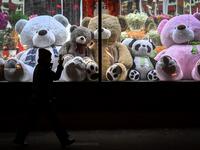 A pedestrian walks past a shop window with teddy bears as decoration ahead of the New Year and Christmas festivities in Moscow on December 26, 2022. (Photo by Yuri KADOBNOV / AFP)