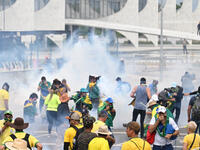 Bolsonaro supporters clash with the police 