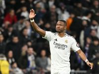 نجم ريال مدريد يخرج عن صمته ويسخر من أنباء رحيله للدوري السعودي