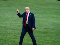 الرئيس دونالد ترامب بعد إلقائه كلمة في قاعدة العديد الجوية، يوم الخميس 15 مايو 2025، في الدوحة، قطر 