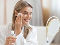 الطريقة الصحيحة لإزالة مكياج العيون والحفاظ على صحة البشرة