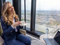 كيف أصبح الفتاة التي يتحدث عنها الجميع؟