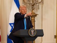 ترامب يؤيد غارات إسرائيلية على غزة ويؤكد استمرار وقف إطلاق النار ترامب يؤيد غارات إسرائيلية على غزة ويؤكد استمرار وقف إطلاق النار