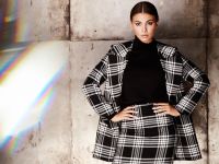 كيف تنسقين التنورة القصيرة في الخريف؟