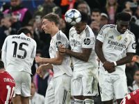 ضربة جديدة.. ريال مدريد يفقد مدافعه الشاب دين هويسن بسبب إصابة عضلية