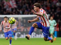 ألفاريز يخرج عن صمته بشأن شائعات انتقاله إلى برشلونة