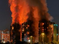 سكان يقفزون للنجاة… والمشهد صادم!