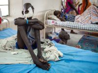 فيديو يوثّق إهانة رجل مسن على يد ميليشيات في السودان