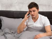 التعرق الليلي عند الرجال: الأسباب وطرق العلاج