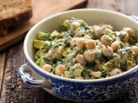 سلطة الحمص بالأفوكادو الكريمية 