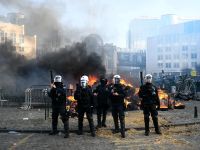 Thousands of EU farmers clash with police in Brussels 
