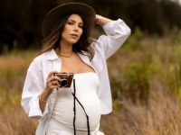 دانييلا رحمة بإطلالة ناعمة خلال حملها وسط مناظر طبيعية خلابة