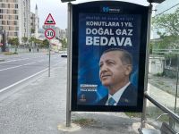 أردوغان يقبل يد مسن تركي يبلغ 100 عام