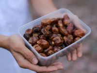 هل يجب غسل التمر قبل أكله؟