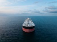 منظر جوي لناقلة نفط خام كبيرة في مضيق هرمز، تنقل النفط والمنتجات البترولية إلى مختلف أنحاء العالم.