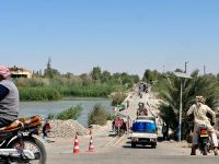 جسر ترابي مؤقت فوق نهر الفرات يربط بين مناطق سيطرة الحكومة السورية وقوات "قسد" في دير الزور، 12 سبتمبر 2025.(shutterstock)