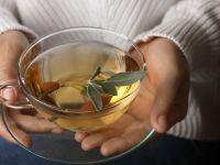 الميرامية… عشبة طبيعية لتنظيف الرحم ودعم صحة المبايض