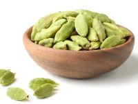 يساعد الهيل على تحسين عملية التنفس وتخفيف احتقان الصدر