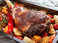 فخذ الخروف المشوي بالفرن على مائدة عيد الفطر