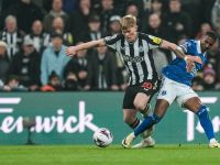 برشلونة يراقب نجم نيوكاسل الشاب