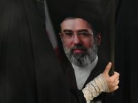 امرأة شيعية باكستانية تحمل صورة للزعيم الأعلى الإيراني الجديد آية الله مجتبى خامنئي خلال مظاهرة لإحياء يوم القدس (الذي يُقام سنويًا في آخر جمعة من شهر رمضان) في لاهور بتاريخ 13 مارس 2026(AFP)