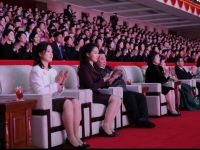 كيم جونغ أون برفقة ابنته كيم جو-إيه في الحفل الموسيقي