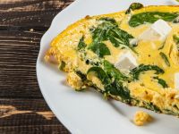 البيض بجبنة الفيتا لوجبة سحور مغذية وسريعة