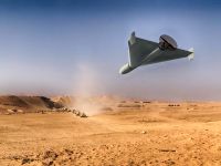 طائرة مسيّرة عسكرية إيرانية تهاجم قافلة من المعدات العسكرية في رمال الصحراء في وسط الصحراء. عمليات حرب ومكافحة الإرهاب.